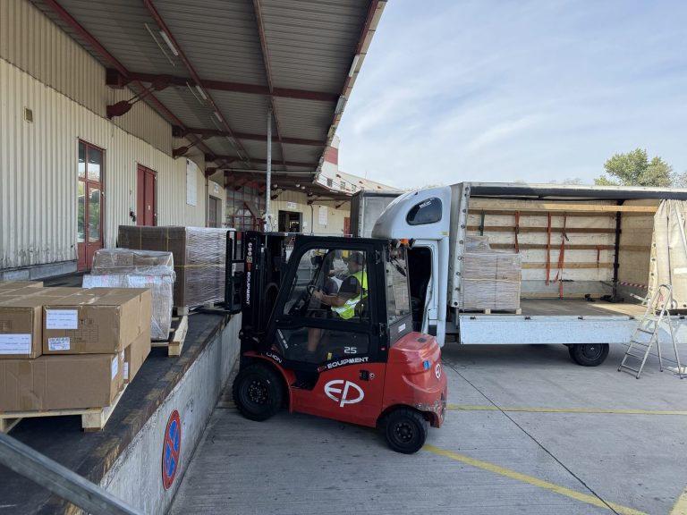 ningbo-serbia-NFO-05-forklift-loading-airport-cargo - FlashGL